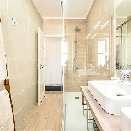 La Petit Maison Hotel